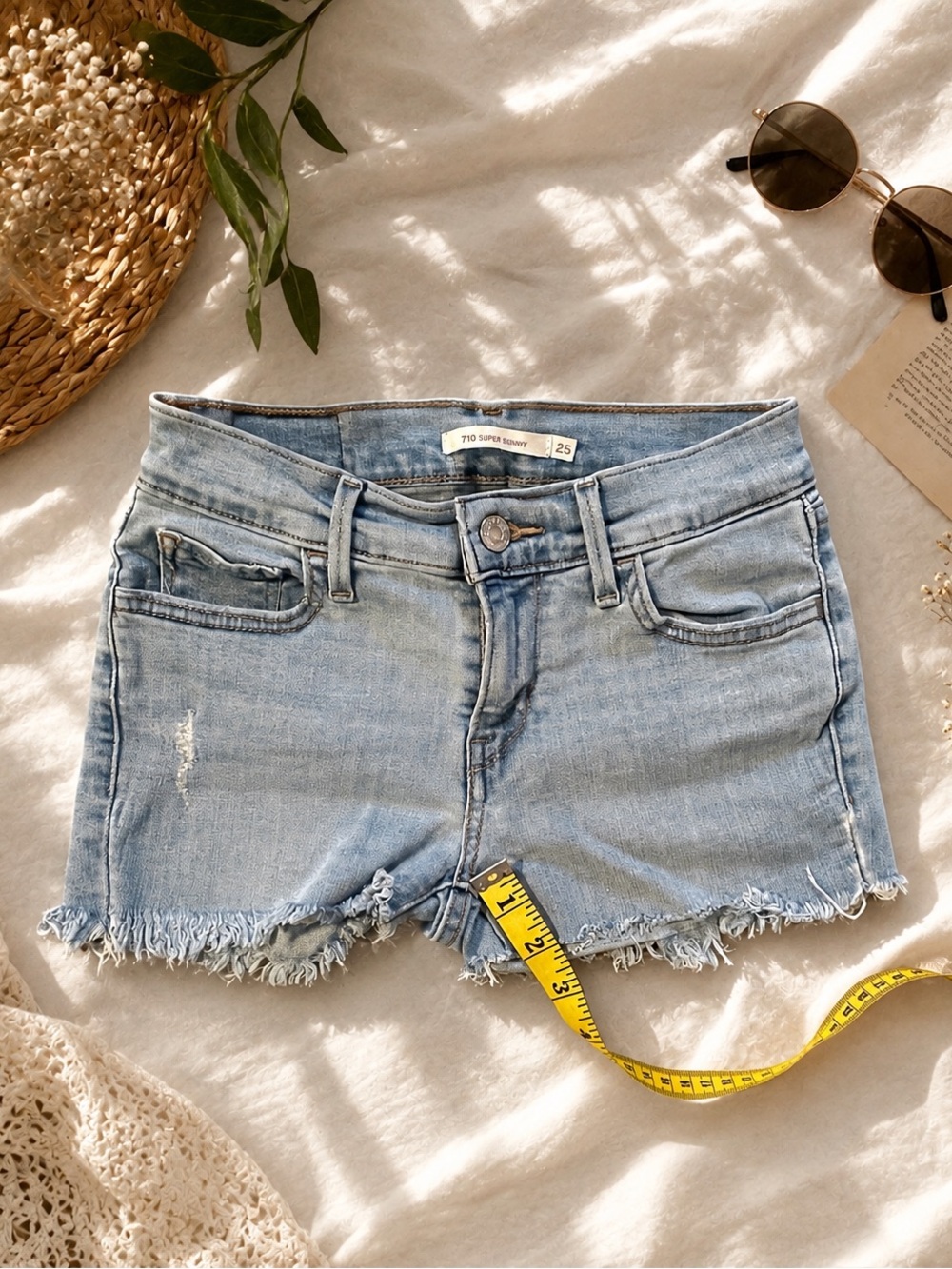 Levi’s 710 Super Skinny Cutoff Denim Shorts Light Wash Distressed Size 25